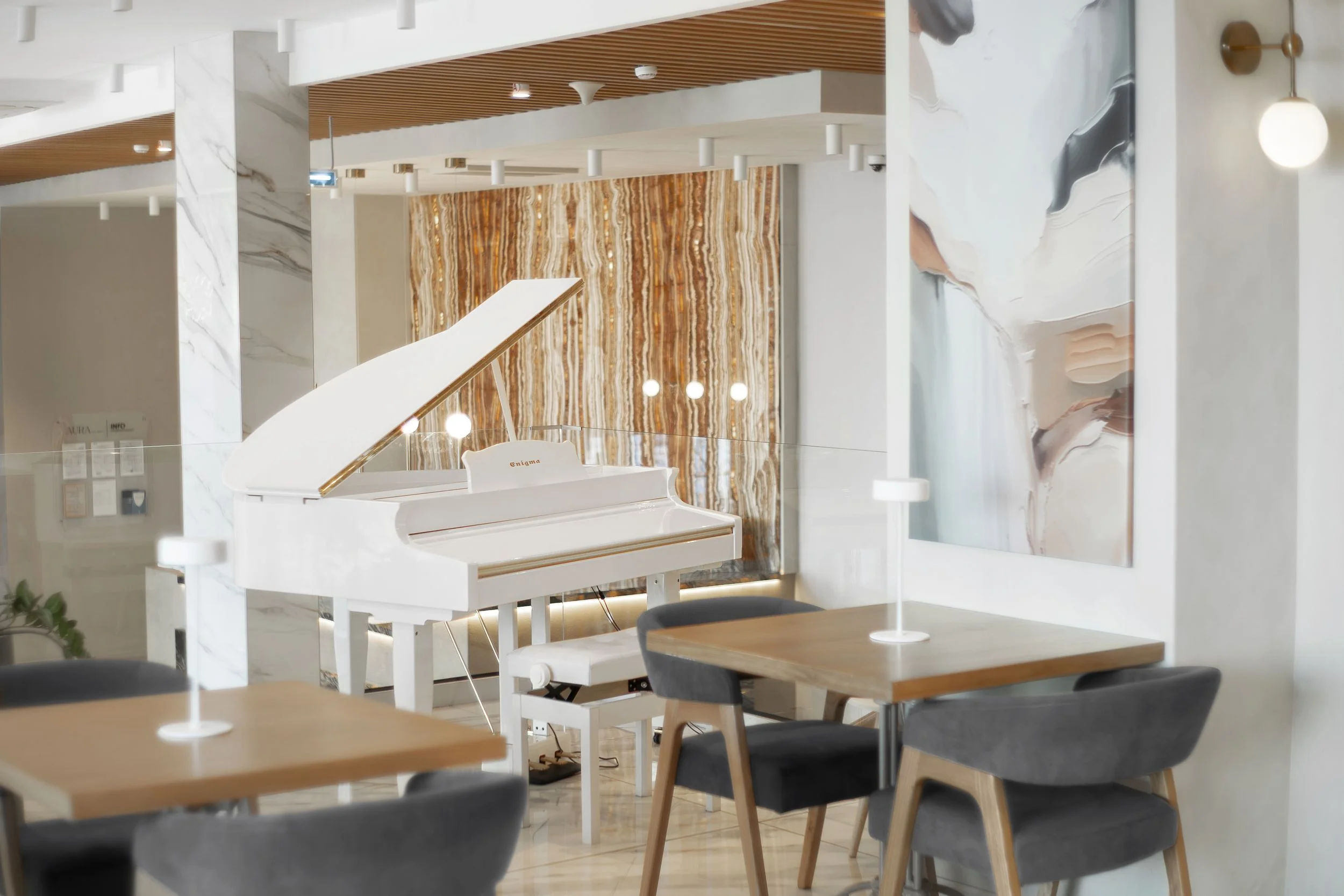 Сервировка стола в ресторане Aura City Hotel