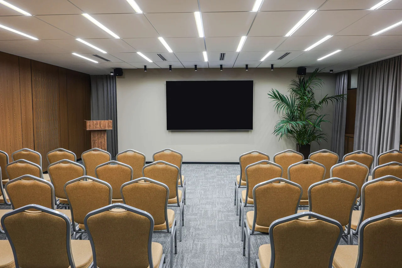 Конференц-зал Aura City Hotel с рассадкой театром