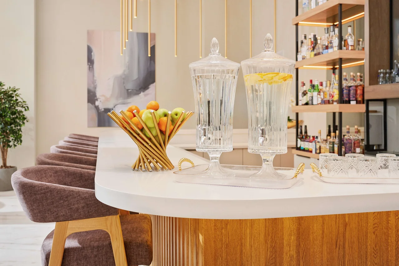 Барная стойка лобби-бара Aura City Hotel