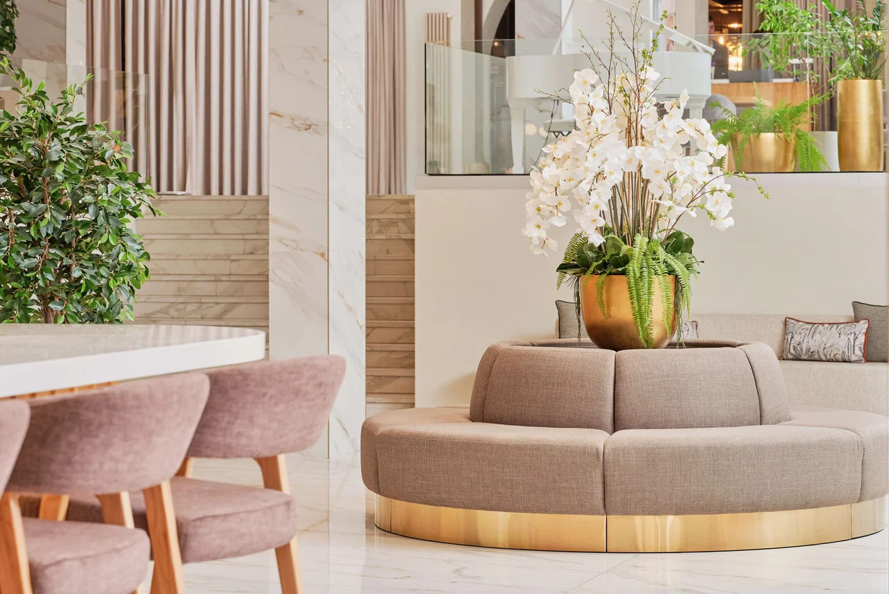Зона встреч в лобби Aura City Hotel