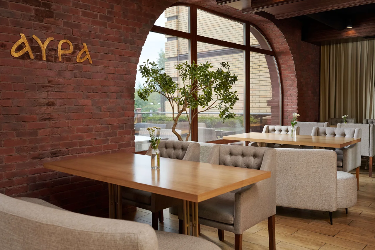 Зал ресторана Aura Kitchen&Bar